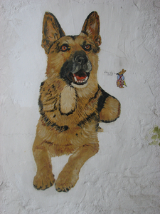 828579 Afbeelding van een herdershond met daarnaast een gekleed muisje dat zegt: Wauw die is groot , geschilderd op de ...